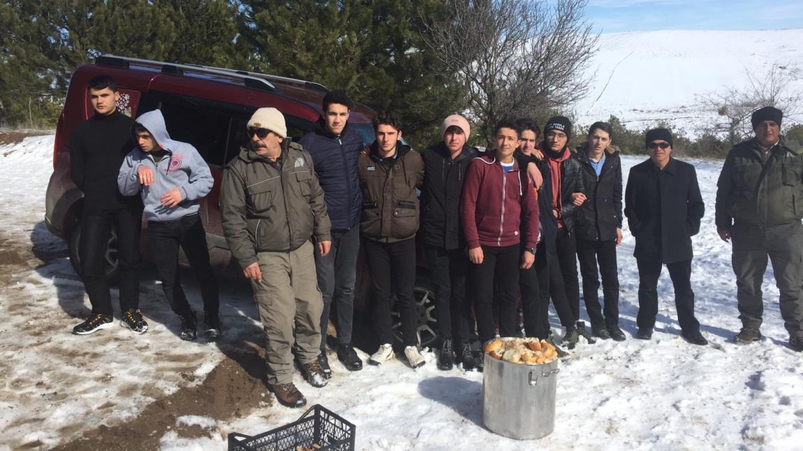 Yaban Hayvanlarına Yem ve Ekmek Bırakıldı